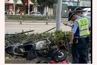 ?这大高个儿还得低头听你说呢！库尔图瓦NBA赛场与特雷杨互动